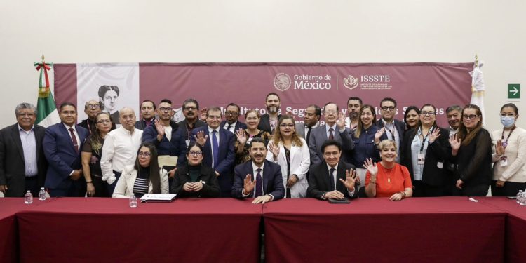 Martí Batres encabeza reunión con directoras y directores de hospitales del ISSSTE