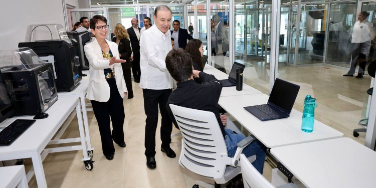 Gobernador Durazo profesionaliza a 350 mil sonorenses en inteligencia artificial con Microsoft