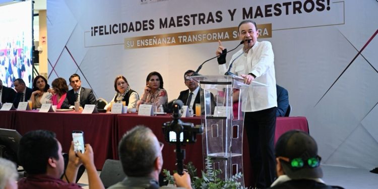 Gobernador Durazo reconoce vocación transformadora de las maestras y maestros en su día