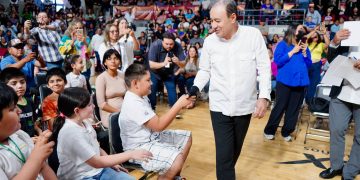 Avanza Sonora en educación: entrega Gobernador Durazo más de 4 mil becas a estudiantes de primaria