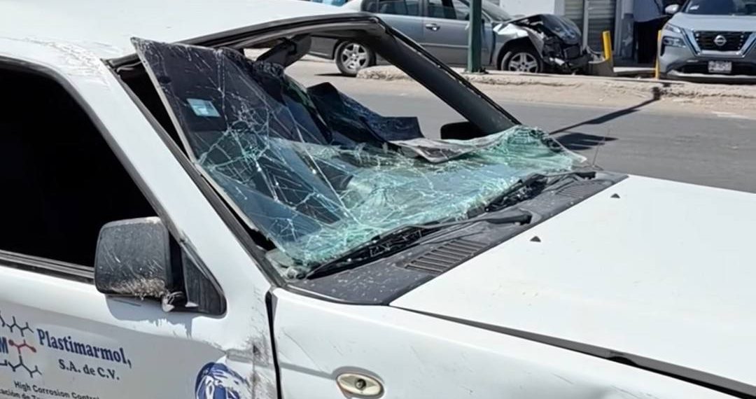 No respeta semáforo, choca y provoca volcamiento en Hermosillo.