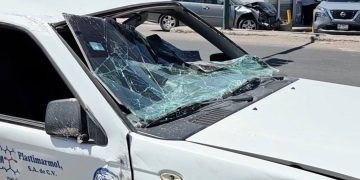 No respeta semáforo, choca y provoca volcamiento en Hermosillo.