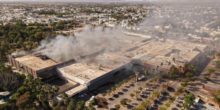 Incendio desata caos y evacuación masiva en plaza comercial de Los Mochis