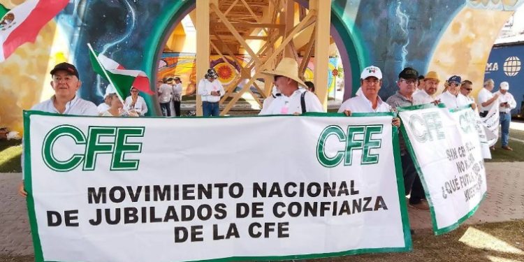 Jubilados de CFE continúan protestas en Hermosillo por reducción en pensiones tras reforma federal