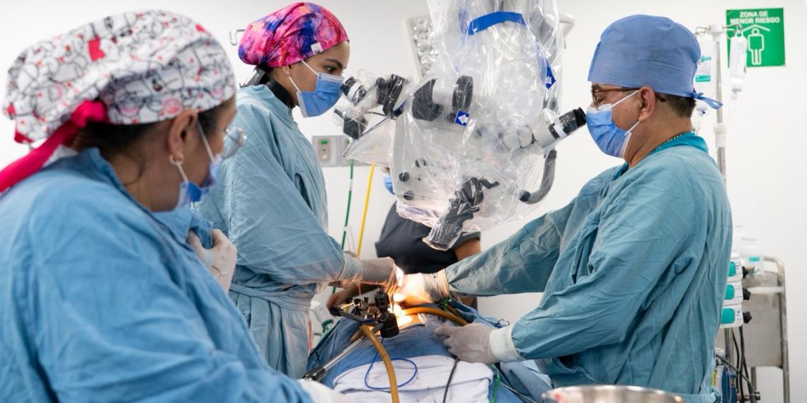Extirpa CMN “20 de Noviembre” del ISSSTE tumor en médula espinal a profesor de 55 años