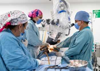 Extirpa CMN “20 de Noviembre” del ISSSTE tumor en médula espinal a profesor de 55 años