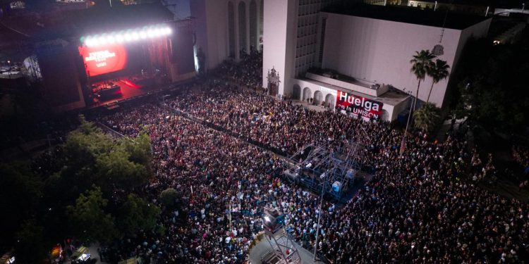 Conquista Carlos Rivera el Foro Rosales de las Fiestas del Pitic con 35 mil asistentes