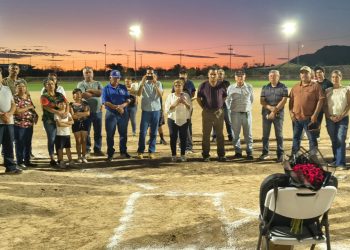 Familiares y amigos cantan el último strike por Abel López Scott
