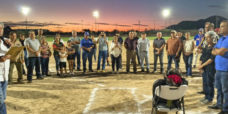 Familiares y amigos cantan el último strike por Abel López Scott