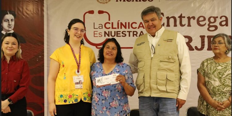 Bienestar entrega 23 tarjetas del Programa La Clínica Es Nuestra del ISSSTE en Sonora