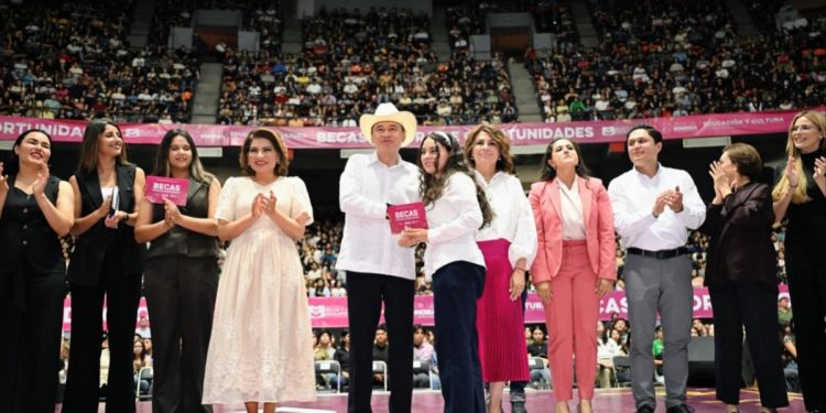 Gobernador Durazo respalda el futuro de los jóvenes con más de 18 mil becas entregadas en Hermosillo