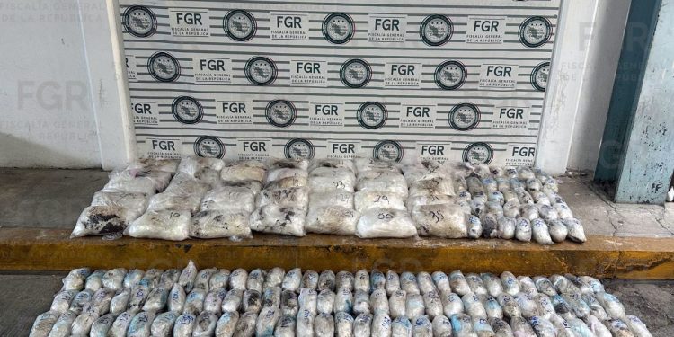 Investiga FGR el aseguramiento de 145 kilos y medio de metanfetamina localizada en empresa de paquetería.