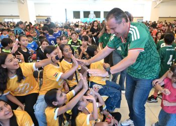 Inicia Toño Astiazarán la fiesta futbolera en Hermosillo con Mundialito H