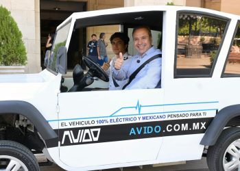 Reconoce Toño Astiazarán a jóvenes creadores de vehículo eléctrico AVIDO