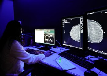 ISSSTE pone en marcha cuatro salas de interpretación de mastografías con Inteligencia Artificial: Martí Batres