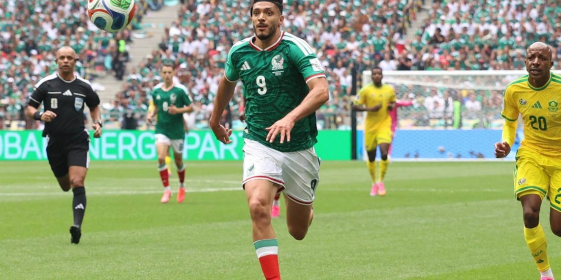 México vence 2-0 a Sudáfrica en primer partido del Mundial