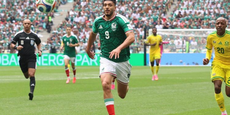 México vence 2-0 a Sudáfrica en primer partido del Mundial