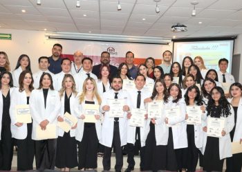 Reconocen a 32 estudiantes tras concluir internado en Isssteson