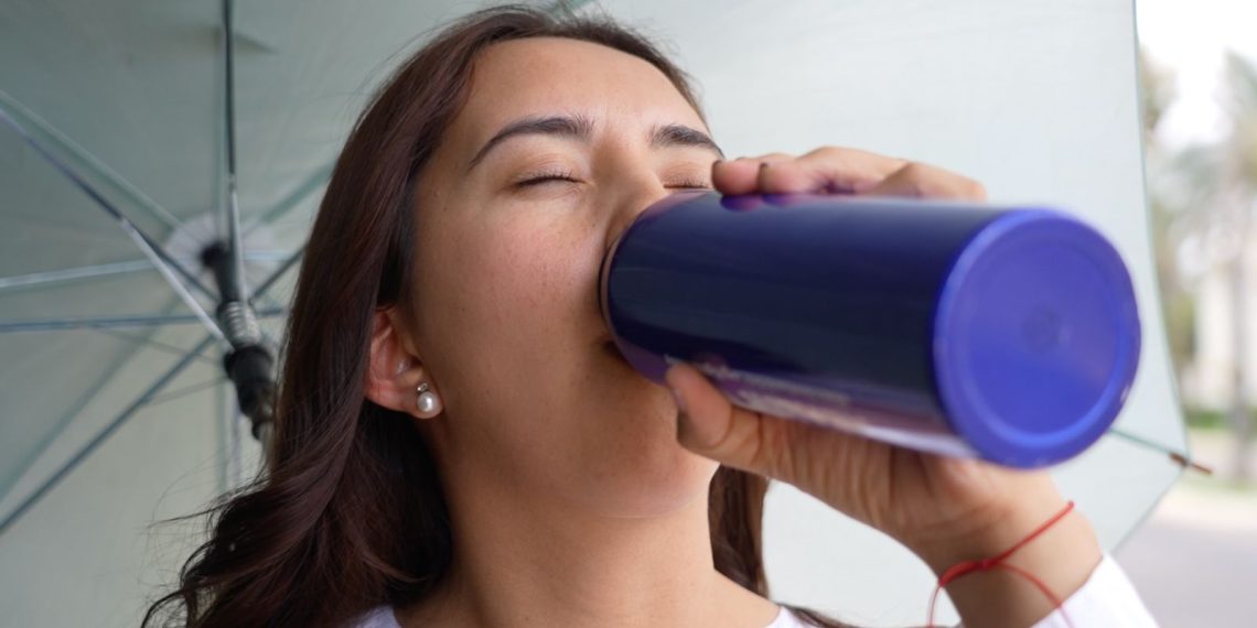 Recomienda Salud Sonora tomar agua constantemente para prevenir golpes de calor
