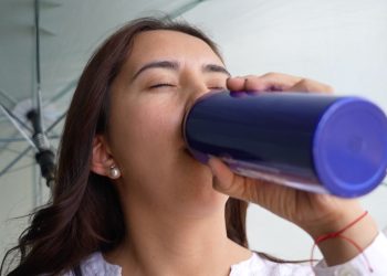 Recomienda Salud Sonora tomar agua constantemente para prevenir golpes de calor