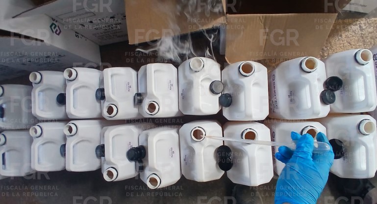 FGR investiga el aseguramiento de 200 litros de metanfetamina encontrada en empresa de paquetería