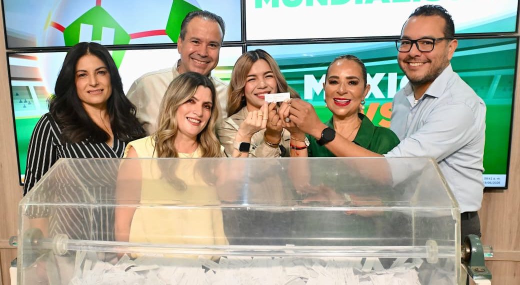 Premia Toño Astiazarán a hermosillense cumplida con la promoción Vive una Experiencia Mundialista