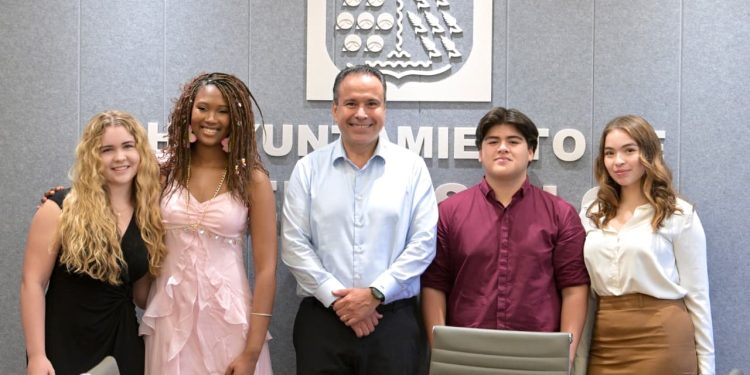 Fortalece Toño Astiazarán relación con Phoenix con participación ciudadana y liderazgo juvenil