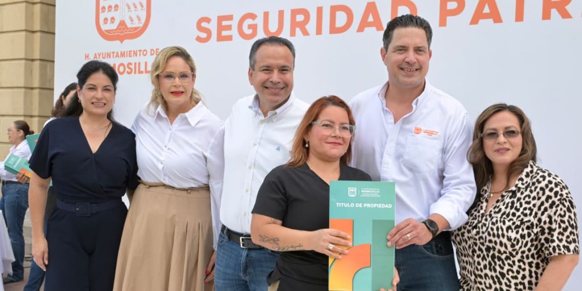 Beneficia Toño Astiazarán a 862 familias con títulos de propiedad