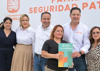 Beneficia Toño Astiazarán a 862 familias con títulos de propiedad