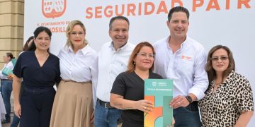 Beneficia Toño Astiazarán a 862 familias con títulos de propiedad