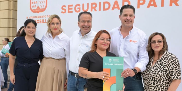 Beneficia Toño Astiazarán a 862 familias con títulos de propiedad