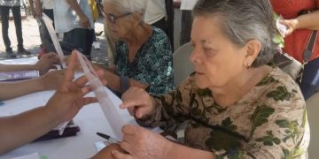 Diputada Marcela “Maval” Valenzuela acerca jornadas de salud visual a familias de Nogales