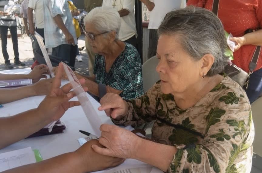 Diputada Marcela “Maval” Valenzuela acerca jornadas de salud visual a familias de Nogales
