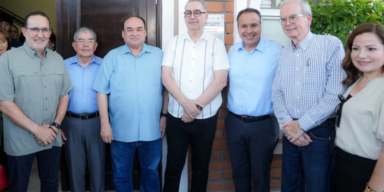 Ayuda Toño Astiazarán con Peso Solar a Fundación Cultural de Villa Satélite a bajar en 99% consumo de luz