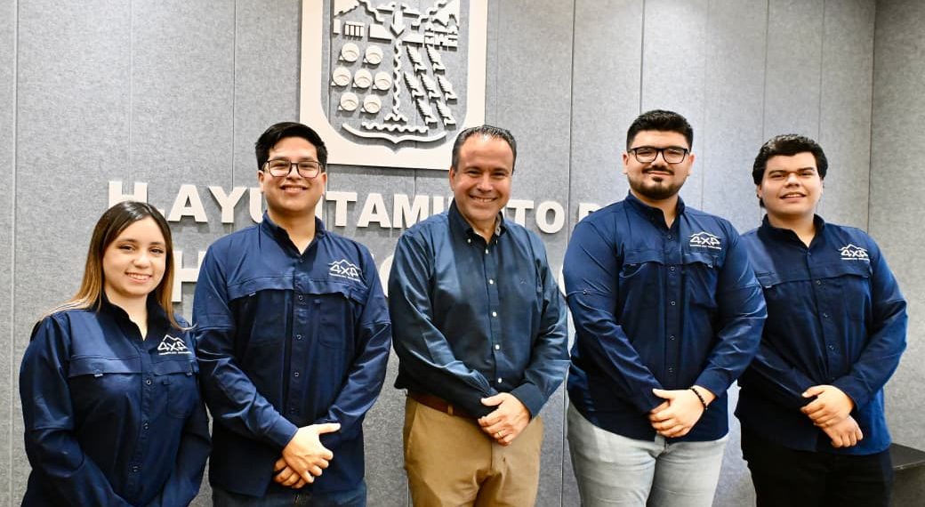Apoya Toño Astiazarán a estudiantes que construyen prototipo de vehículo todoterreno a control remoto