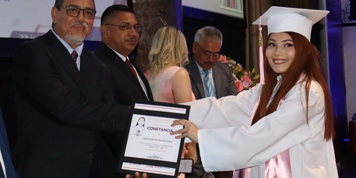 Más de 800 estudiantes egresan de Escuelas Normales y UPN de Sonora: Creson