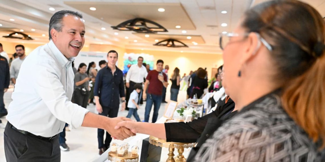 Fortalece Toño Astiazarán emprendimientos de casi 3 mil personas con Maxi Apoyo
