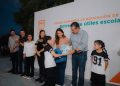 Entregan Toño Astiazarán y Patty Ruibal útiles escolares a 500 niñas y niños en Altares
