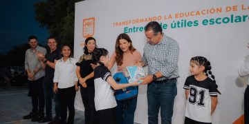 Entregan Toño Astiazarán y Patty Ruibal útiles escolares a 500 niñas y niños en Altares