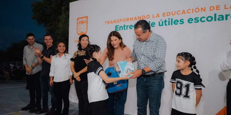 Entregan Toño Astiazarán y Patty Ruibal útiles escolares a 500 niñas y niños en Altares