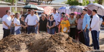 Supervisa Toño Astiazarán pavimentación con concreto de la Huásabas acompañado de vecinas y vecinos