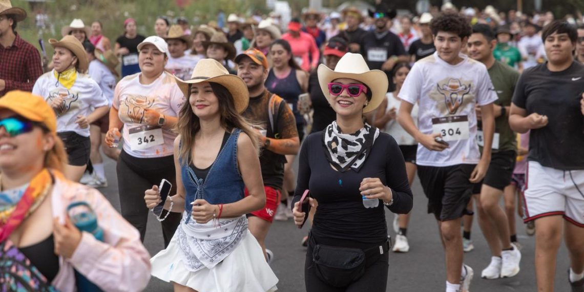 Más de 3 mil 500 personas participan en la quinta Carrera Vaquera
