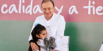 Arranca Gobernador Durazo entrega de más de 109 mil uniformes escolares gratuitos en Hermosillo