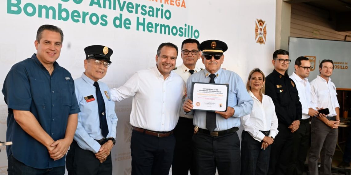 Reconoce Toño Astiazarán a fundadores del Departamento de Bomberos por su labor a favor de hermosillenses