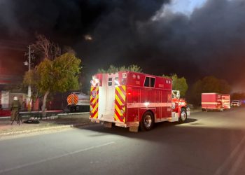 Atienden Bomberos de Hermosillo incendio en sector del Parque Industrial