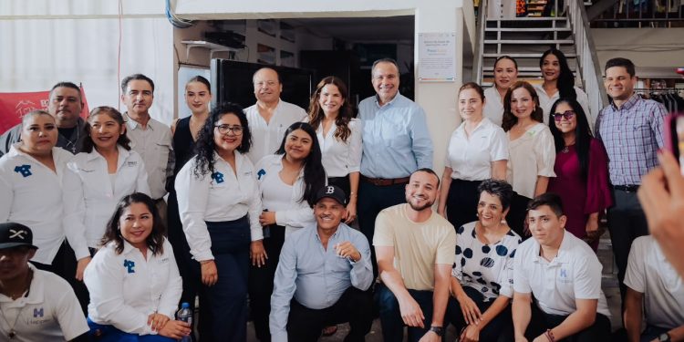 Apoyan Toño Astiazarán y Patty Ruibal a 88 asociaciones altruistas con paneles solares para ahorro de luz