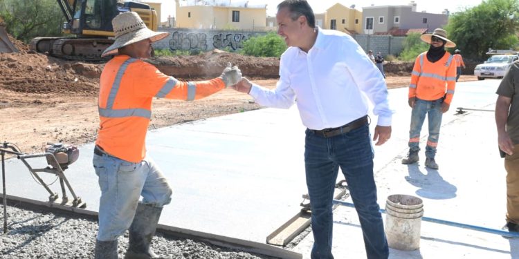 Recorre Toño Astiazarán junto a vecinos avances en rehabilitación de la Agustín Gómez del Campo