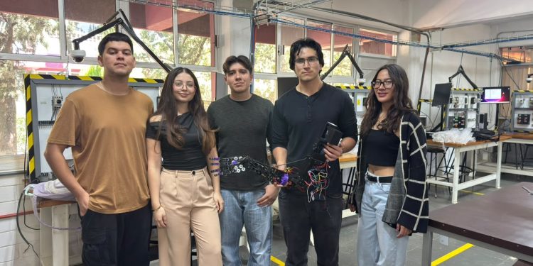 Alumnado del Itescan desarrolla proyecto de brazo robótico para su uso en la industria y el sector médico