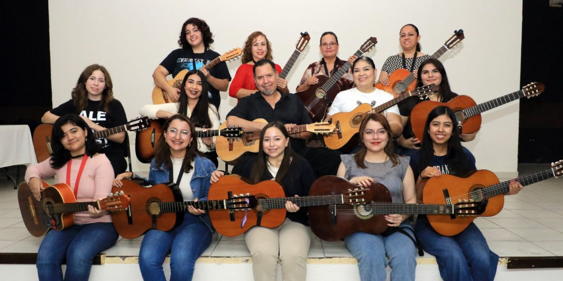 Tres décadas de música y tradición distinguen a la Rondalla Femenil de la Unison
