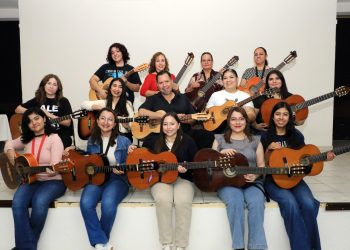 Tres décadas de música y tradición distinguen a la Rondalla Femenil de la Unison
